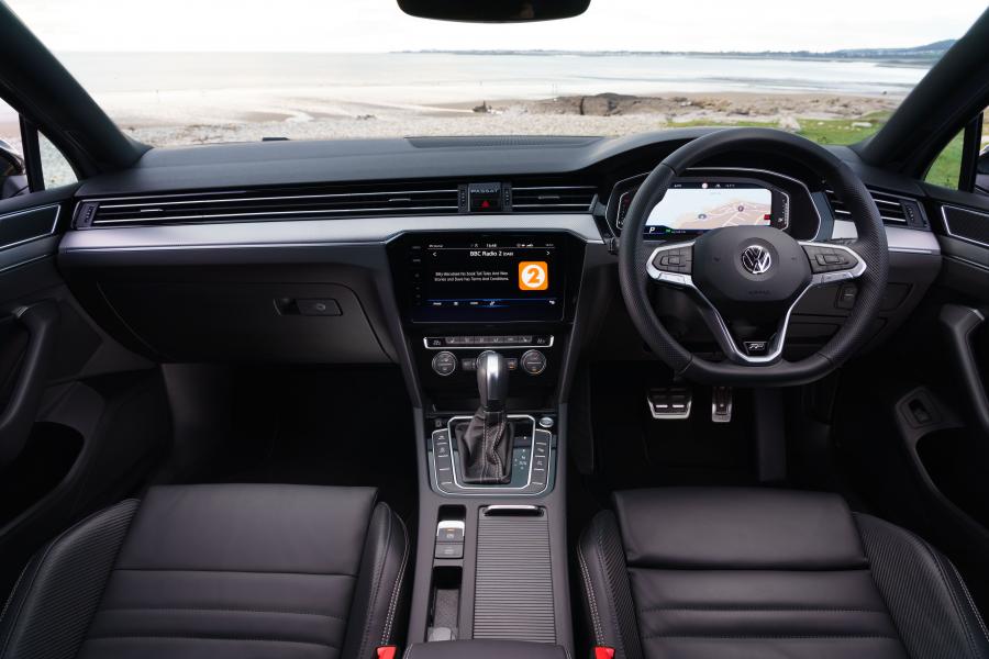 Торпедо Volkswagen Passat Estate R-Line Edition (B8) 2019 года  (UK) (фото 10 из 31)